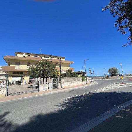 Sunrise Beach House - Sea View Apartment Montesilvano Marina Екстериор снимка